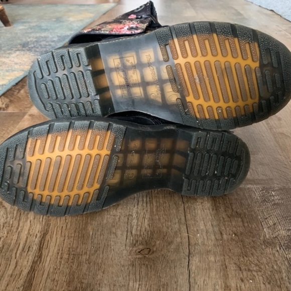 Dr. Marten's size 7, 12 eye boots - Picture 3 of 5